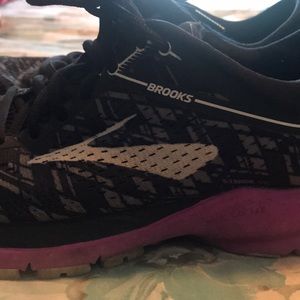 Brooks Tennis Shoes